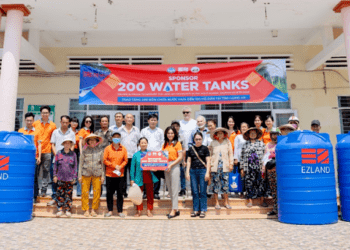 EZLand donates 200 water tanks to help Mekong Delta residents overcome drought and saline intrusion