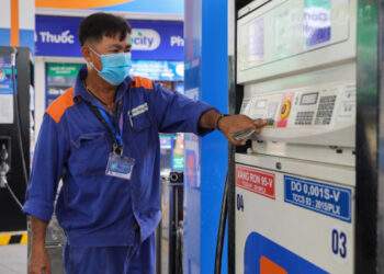 Fuel prices plunge to 4-year low