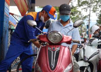 Gasoline prices drop to 5-year low