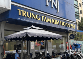 Giá vàng tăng chóng mặt, nhiều cửa hàng Hà Nội và TP. Hồ Chí Minh hết 'sạch' vàng nhẫn