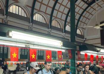 Giới trẻ ‘săn’ bộ tem Kỷ niệm 50 năm Ngày Giải phóng miền Nam 