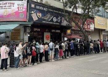 Gold buyers queue up for 3 hours at jewelers as prices keep rising
