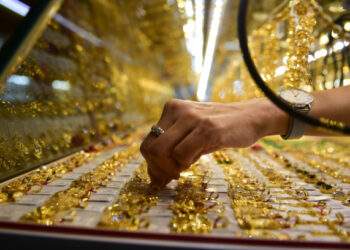 Gold swings near historic peak