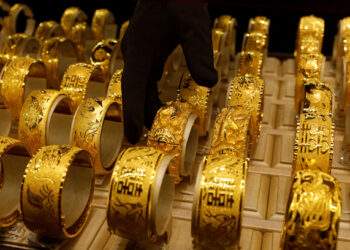 Hong Kong gold sellers seek to buy as prices peak