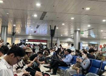 Khách than phiền chuyến bay bị chậm, rồi hủy ở sân bay Tân Sơn Nhất