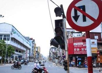 Khẩn trương khắc phục bất cập về biển báo, đèn tín hiệu giao thông trên toàn quốc