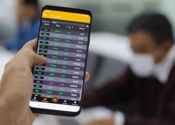 Stocks steady with most blue chips in the green