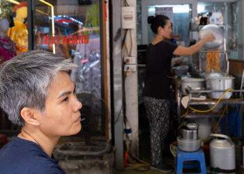 Tăng giá phở 5.000 đồng, chủ quán 'đứng ngồi không yên'