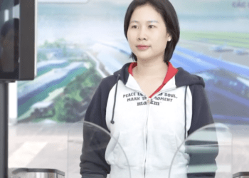 Trải nghiệm làm thủ tục bay không giấy tờ trên VNeID tại Nội Bài