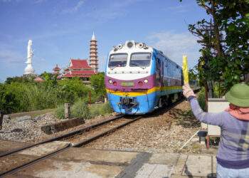 Vietnam, China ink pivotal agreements on railway, road cooperation
