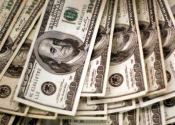 Dollar tiptoes up against dong on black market