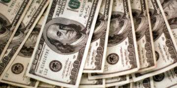 Dollar tiptoes up against dong on black market