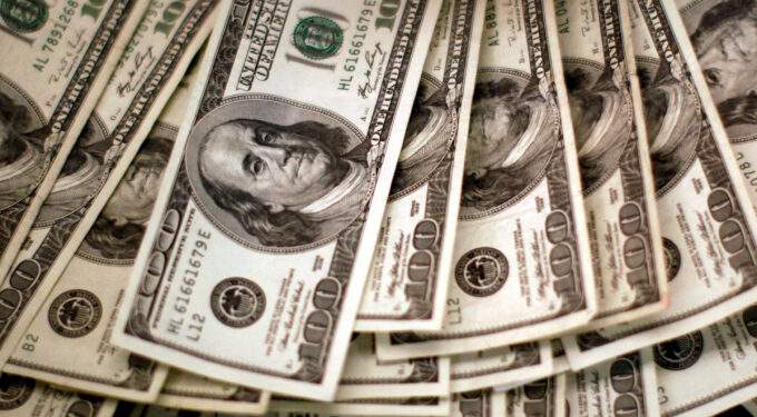 Dollar tiptoes up against dong on black market