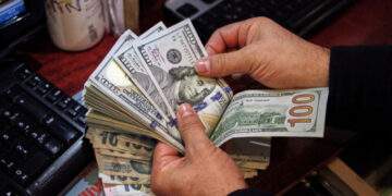 Dollar dips against dong on black market