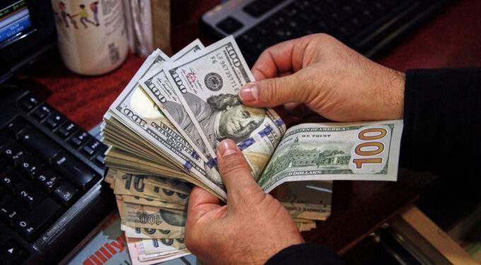 Dollar dips against dong on black market
