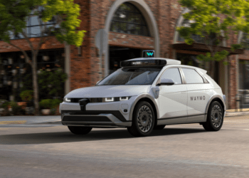 Bên trong nhà máy sản xuất robotaxi đầu tiên của Mỹ 