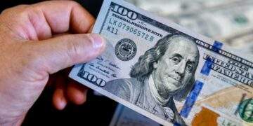Chỉ số DXY dừng tại ngưỡng nhạy cảm, tỷ giá trung tâm tăng 10 VND/USD