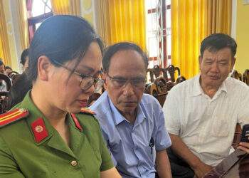 Công an Hải Dương tích cực hướng dẫn người dân góp ý sửa đổi Hiến pháp qua VNeID