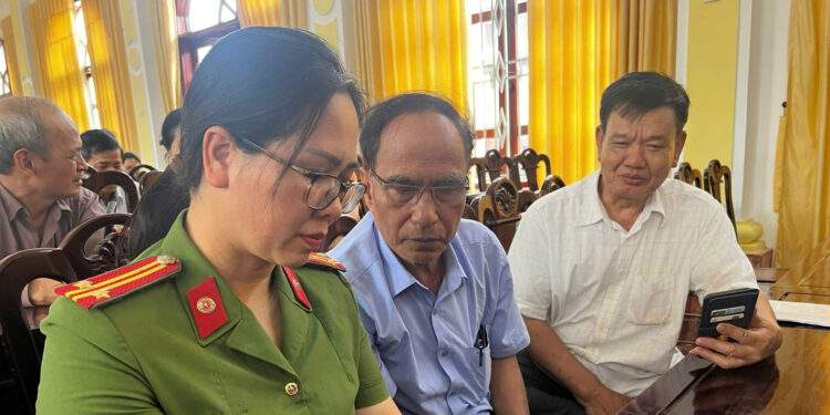 Công an Hải Dương tích cực hướng dẫn người dân góp ý sửa đổi Hiến pháp qua VNeID