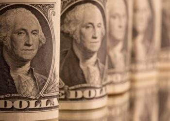 Dollar creeps up against dong