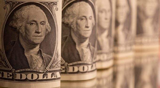 Dollar creeps up against dong