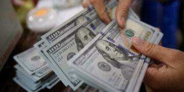 Dollar declines against dong on black market