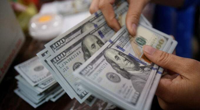 Dollar declines against dong on black market