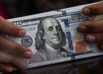 Dollar falls against dong - VnExpress International