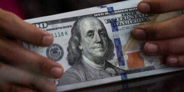 Dollar falls against dong - VnExpress International