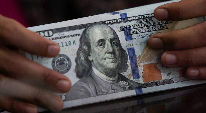 Dollar falls against dong - VnExpress International