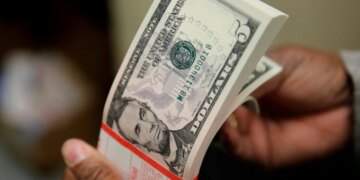Dollar rises against dong on black market