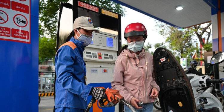 Giá xăng dầu đồng loạt giảm, RON 95 về sát 19.000 đồng/lít