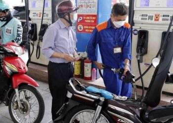 Giá xăng dầu tăng giảm trái chiều