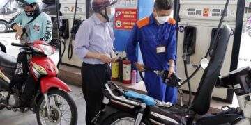 Giá xăng dầu tăng giảm trái chiều