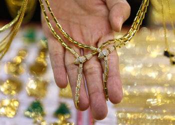 Gold bar prices slip as global rates fall