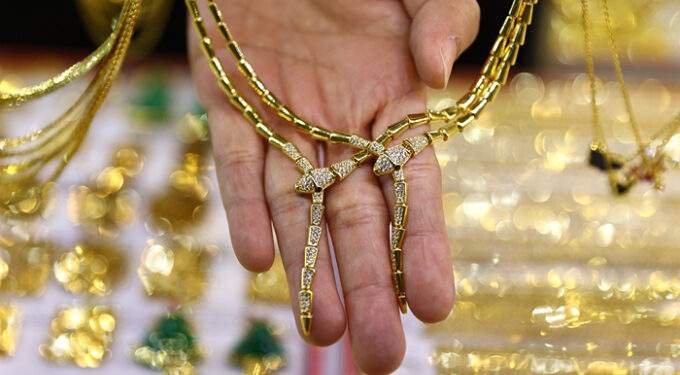 Gold bar prices slip as global rates fall