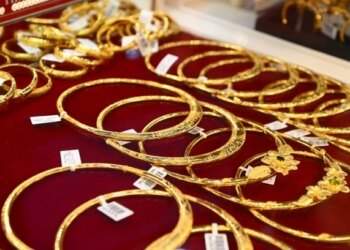 Gold prices nosedive as global rates plunge