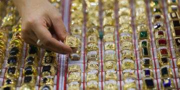 Gold prices rally as global rates head down