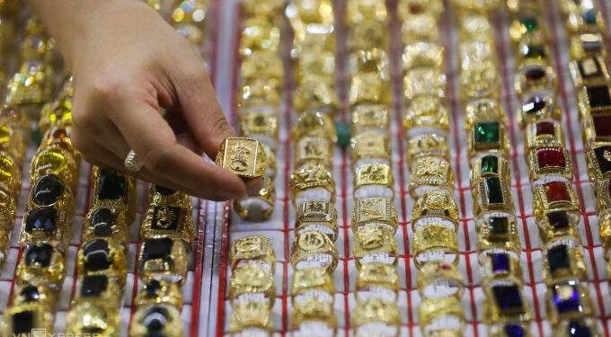 Gold prices rally as global rates head down