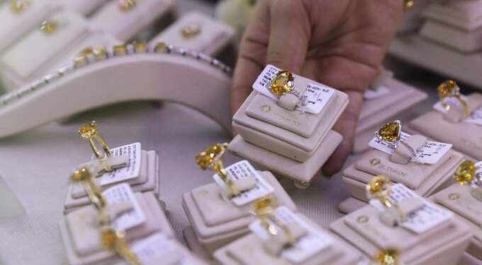 Gold sinks to 11-day low