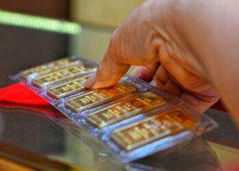 Gold swings around 2-week high