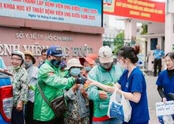 Những nụ cười mát lành giữa trưa hè từ xe nước miễn phí của Long Châu