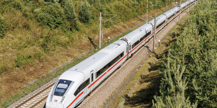 Phó Thủ tướng chỉ đạo xem xét đề xuất làm đường sắt tốc độ cao của Vinspeed