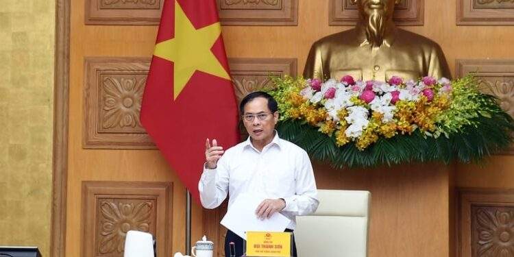 Phó Thủ tướng yêu cầu kiểm tra ngay khi người dân tố giác hành vi buôn bán hàng giả