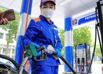 Tăng trần 3 phiên liên tiếp, xăng dầu trong nước tăng giá