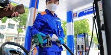 Tăng trần 3 phiên liên tiếp, xăng dầu trong nước tăng giá