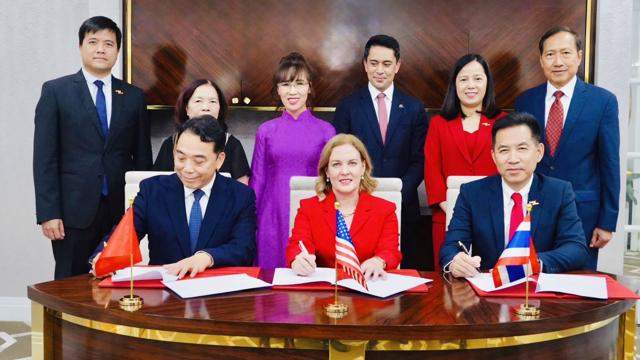 Thủ tướng Việt Nam và Thái Lan chứng kiến thỏa thuận chuyển giao 50 tàu bay Boeing cho Vietjet Thái Lan