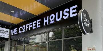 Tranh cãi việc The Coffee House bịt kín ổ cắm điện 'đuổi khéo khách'