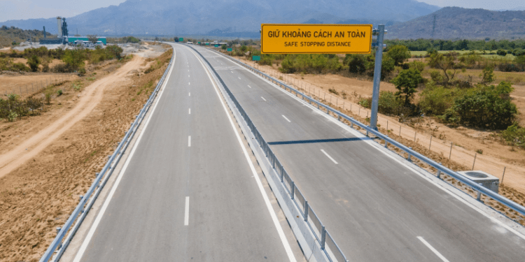 Trình Quốc hội chi 1,7 tỷ USD làm cao tốc nối Tây nguyên xuống ven biển; tăng vốn một dự án hơn 3.700 tỷ đồng