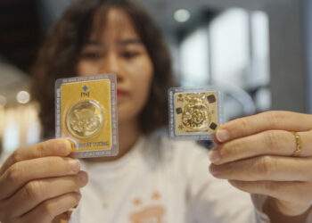 Vietnam gold price treads up amid global jump